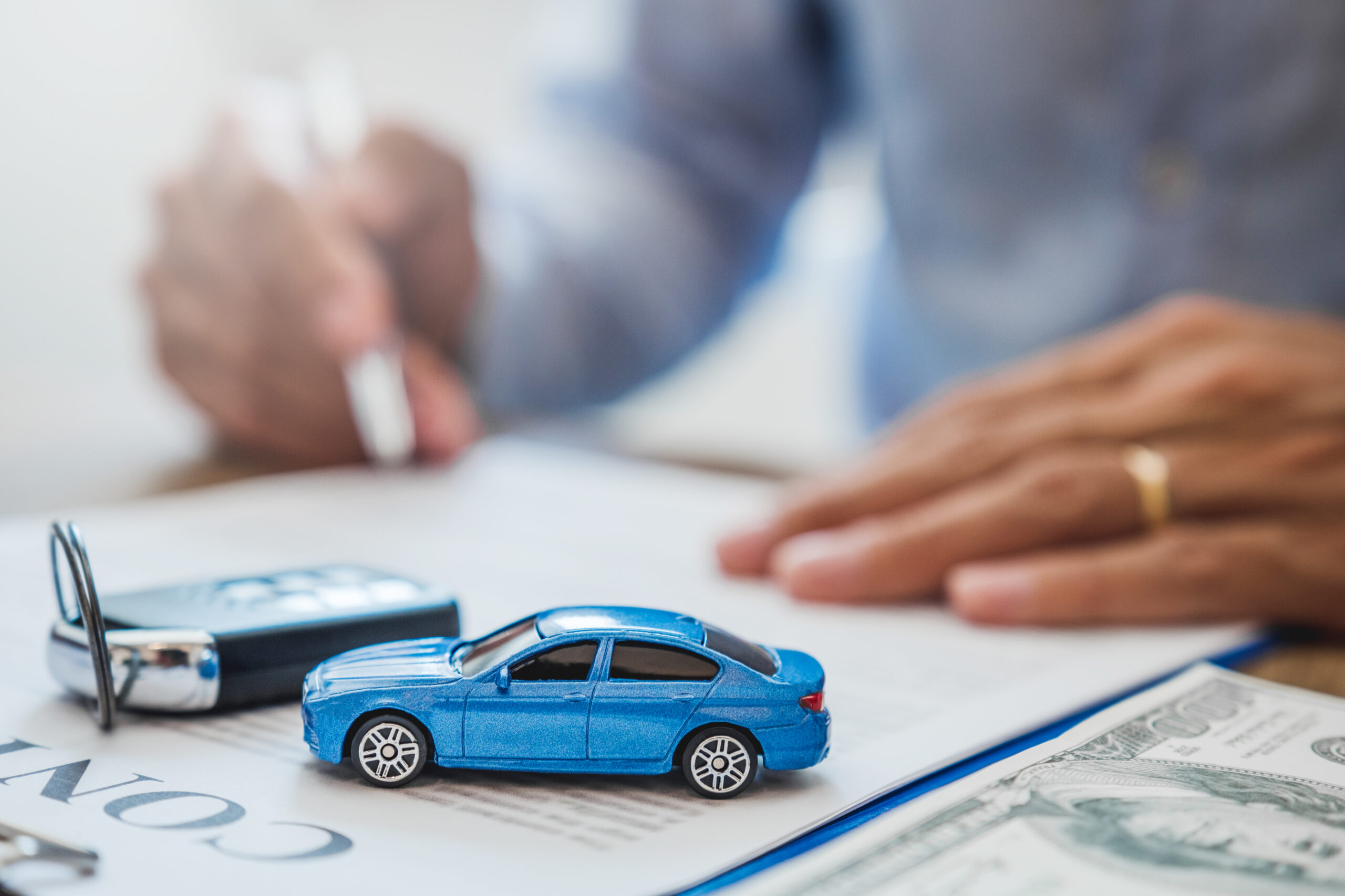 Agente de seguros firmando contrato de auto en Ecuador