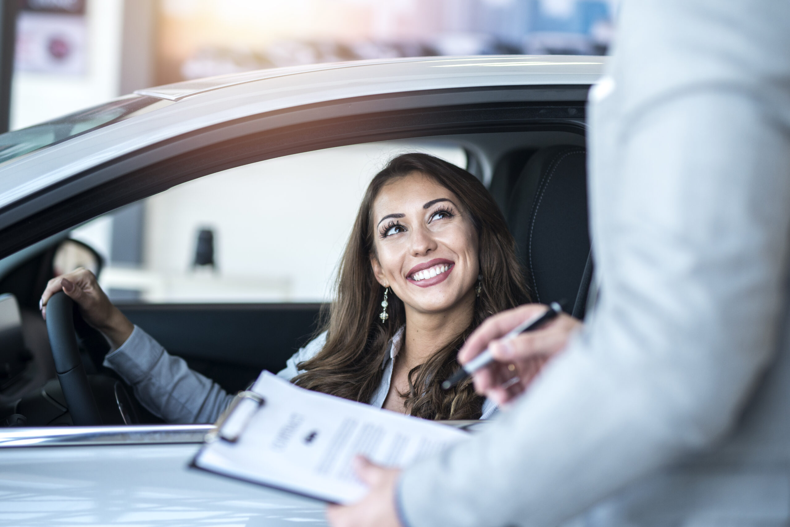 Cliente feliz asegurando su auto en Ecuador