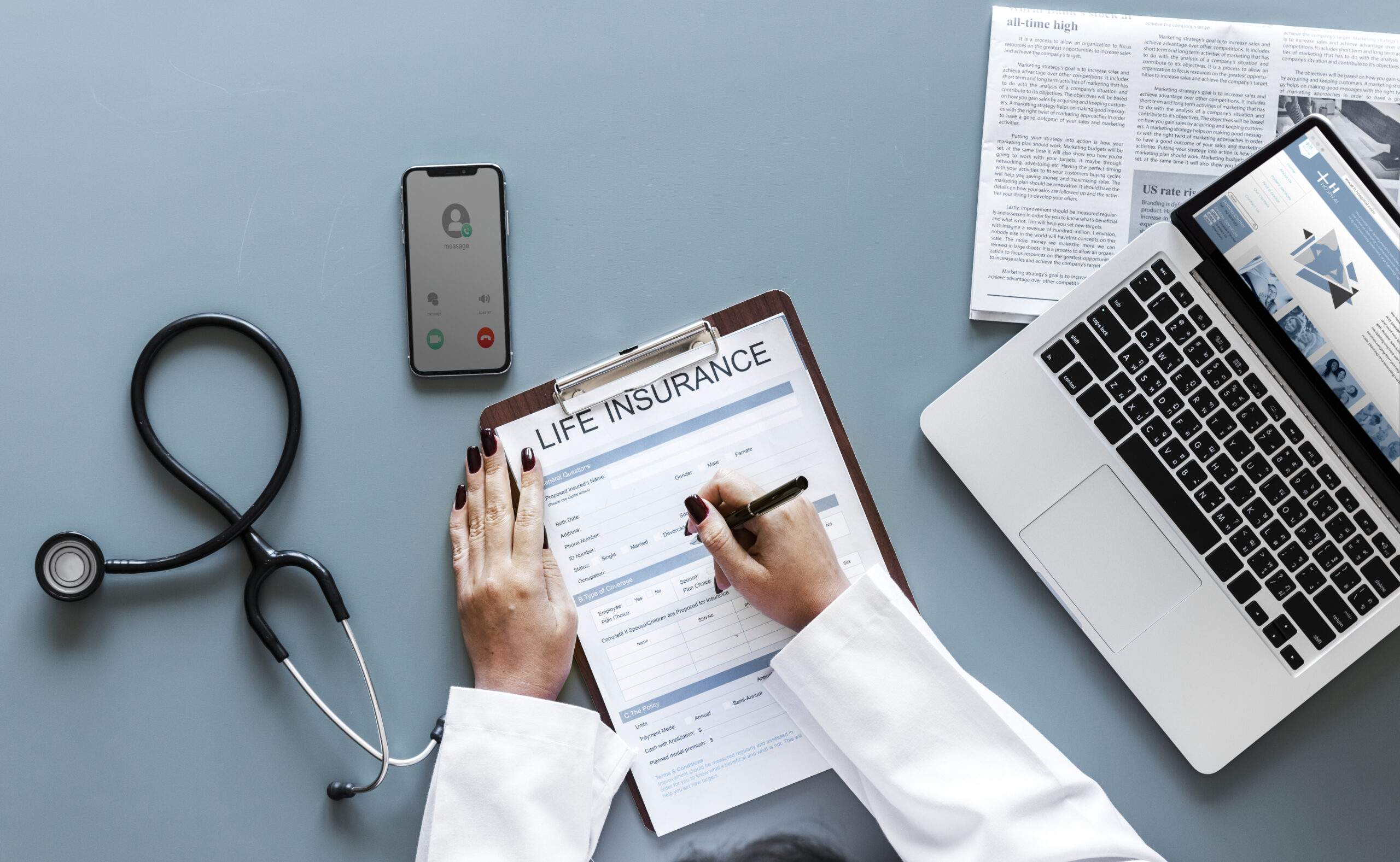 Doctor llenando formulario de seguro de vida